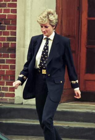 La princesse Diana en blazer et chemise blanche, le 15 mars 1994 devant l'hôpital St Mary à Londres