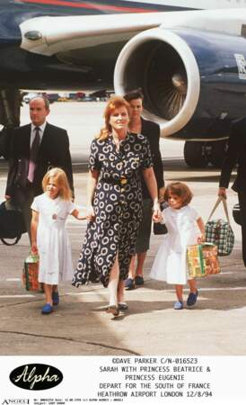 Sarah Ferguson, Eugenie et Beatrice d'York à l'aéroport de Londres en partance pour le sud de la France, en 1994