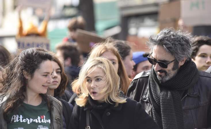 Emmanuelle Béart et son mari Frédéric Chaudier à la marche pour le climat, samedi 16 mars