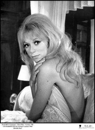 En 1964, Mireille Darc, les cheveux blonds et longs dans le film "Les Barbouzes"