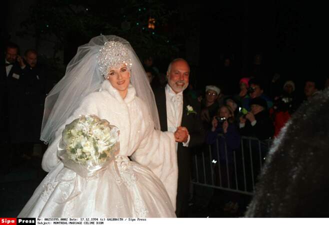 Elle épouse René Angélil en 1994 dans une robe dessinée par les créateurs canadiens Mirella et Steve Gentile