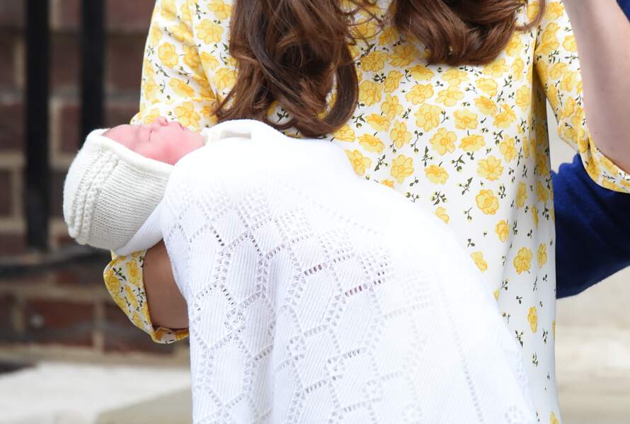La princesse Charlotte dans les bras de Kate Middleton devant l'hôpital St-Mary le 2 Mai 2015