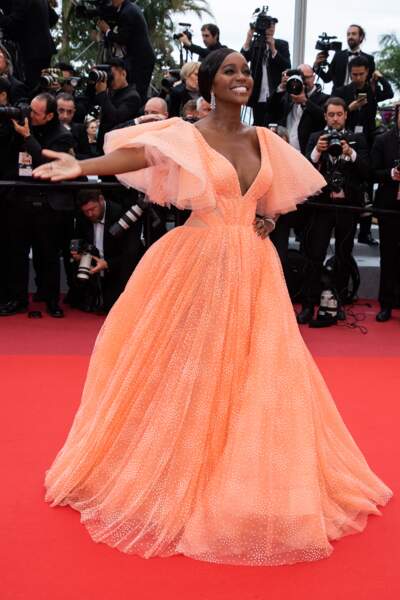 Aja Naomi King en robe Zac Posen lors de la montée des marches du film "A Hidden Life" à Cannes le 19 mai 2019 