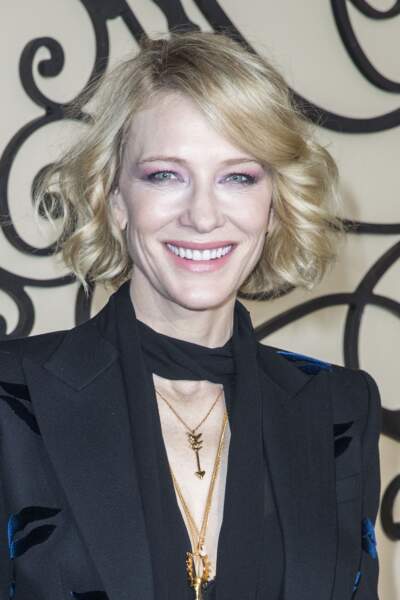 1er octobre 2017 : Cate Blanchett, du fard rosé sur les yeux et un foulard en guise de collier