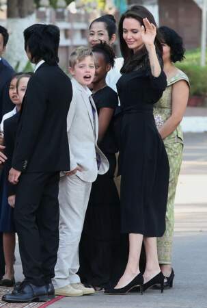 Angelina Jolie jette un regard attendri sur sa fille Shiloh.