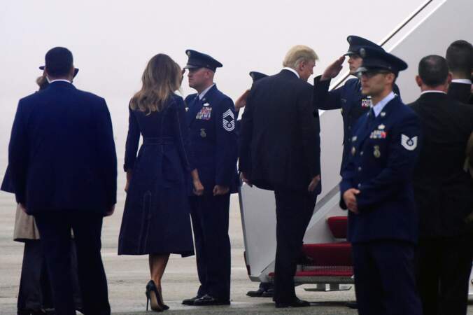 Donald Trump et sa femme Melania montent à bord de l'avion présidentiel Air Force One.