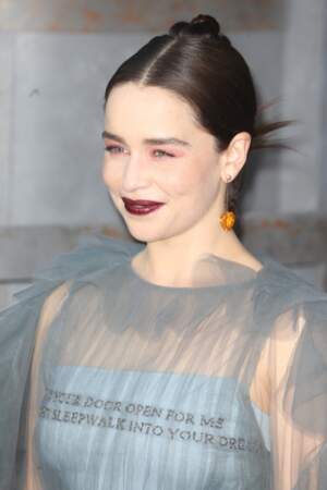 Emilia Clarke ose le fard rosé sur les yeux