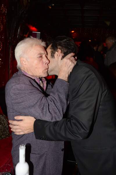 Guy Bedos embrasse son fils 