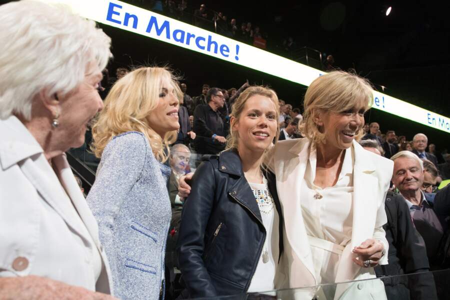 Ambiance familiale au meeting d'Emmanuel Macron le 17 avril : sa femme et ses filles réunies ainsi que Line Renaud
