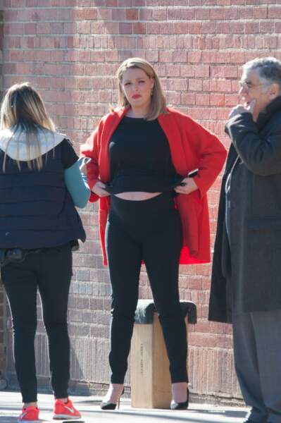 En réajustant sa tenue Katherine Heigl dévoile davantage son impressionnant baby bump