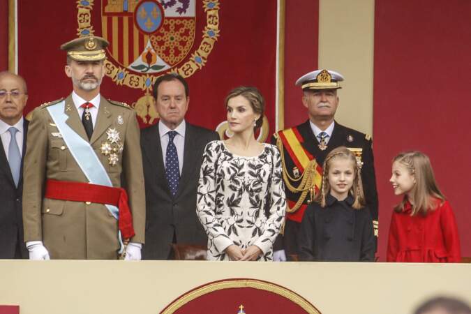 La reine Letizia, le roi Felipe et les deux princesses, Sofia et Leonor assistaient à une parade militaire 
