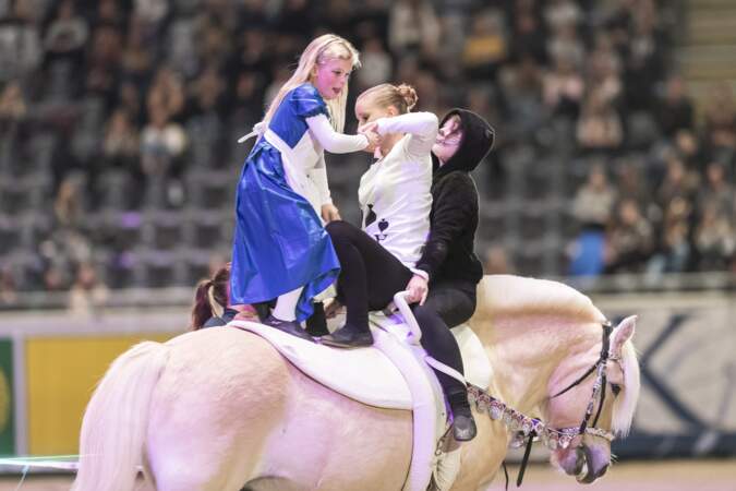 Deux de ses filles ont aussi offert un show de voltige au public au sein du Norway's acrobatic royals show 