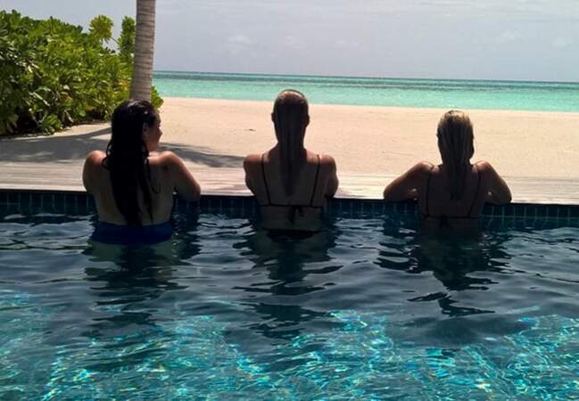Bar et ses amies profitent de la piscine privative et de la vue sur l'océan