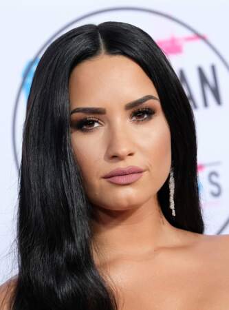 Des lèvres roses nude et un teint zéro défaut comme Demi Lovato