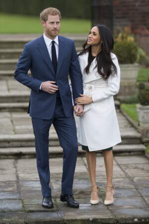 Harry et Meghan posent à Kensington Palace lors de l'annonce de leurs fiançailles le 27 novembre 2017