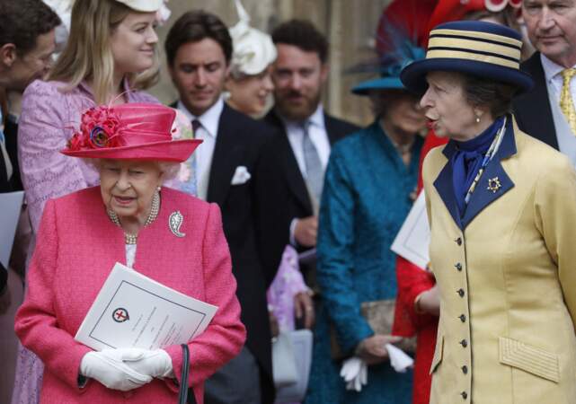 La reine Elizabeth II en compagnie de sa fille aînée la princesse Anne après la cérémonie. 
