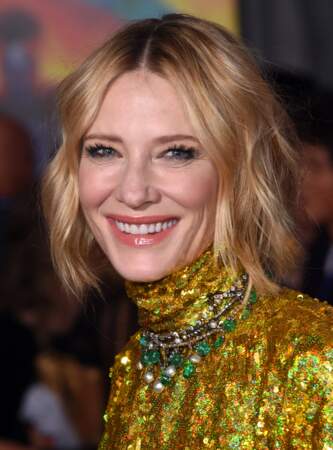 La raie au milieu sur cheveux ondulés comme Cate Blanchett