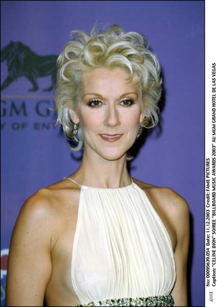 Elle passe au blond platine, pour un look très Marilyn lors des Billboard Music Awards en 2003