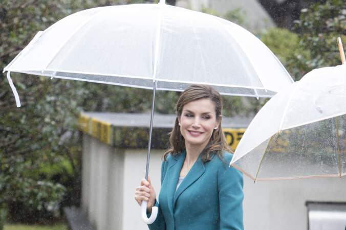 Rayonnante malgré la pluie, la reine Letizia d'Espagne affichait un look parfait