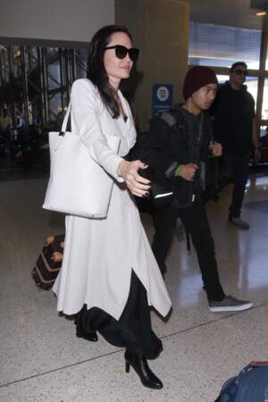 Angelina Jolie à l'aéroport de Los Angeles s'apprête à monter dans l'avion