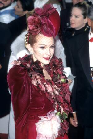 Madonna avec un chignon tressé et un superbe bibi à voilette lie de vin, en 1996 à Los Angeles