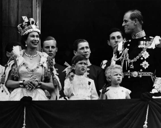 Elizabeth II au balcon de Buckingham Palace, avec Charles et le prince Philip, lors de son couronnement en 1953.