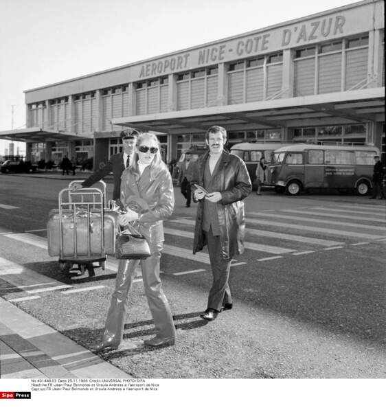 Jean-Paul Belmondo et Ursula Andress a l'aeroport de Nice en 1960
