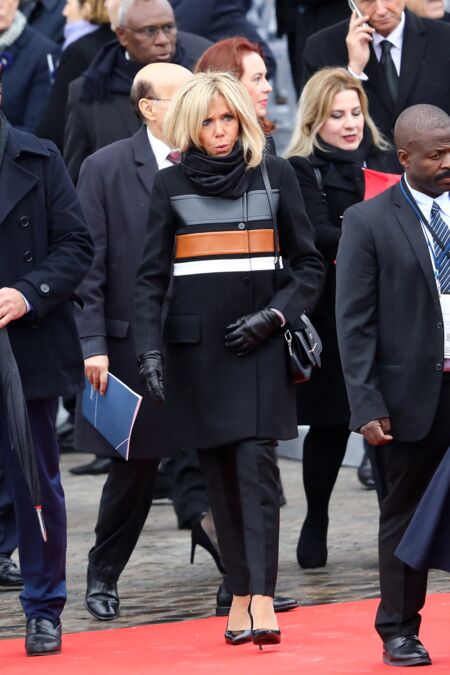 Brigitte Macron dans un manteau original signé Louis Vuitton malgré la pluie le 11 novembre 2018