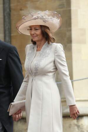 Carole Middleton apporte un vent d'été avec un chapeau fleuri au mariage de Gabriella Windsor, le 18 mai 2019