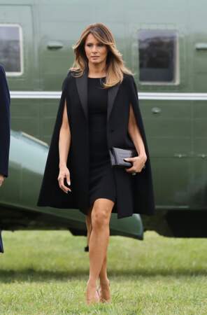 Melania Trump en veste cape Givenchy, à Mount Vernon le 23 avril 2018