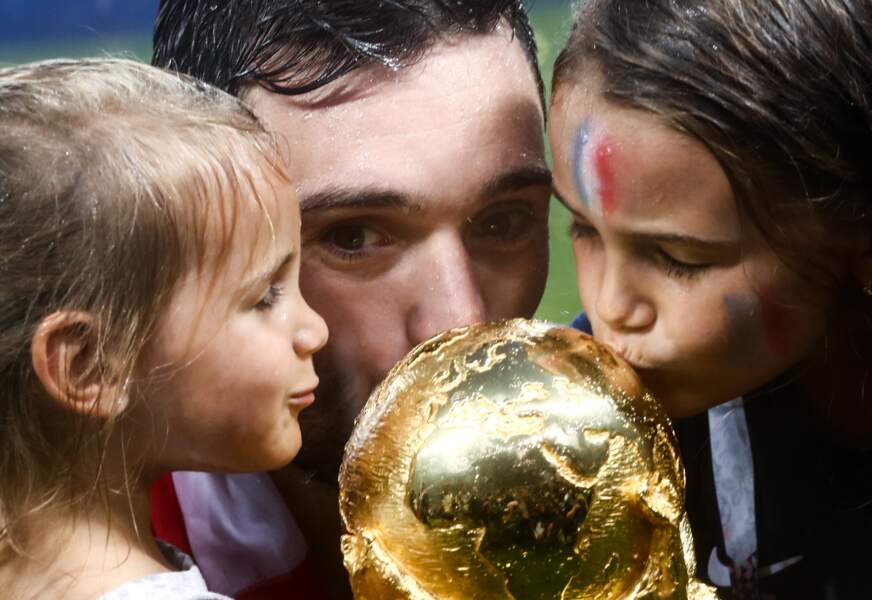 Hugo Lloris et ses filles, Anne-Rose et Giuliana, embrassent la Coupe du monde après la victoire des Bleus