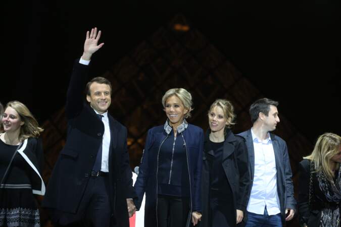 Au côté du président élu Emmanuel Macron devant la pyramide du Louvre le 7 mai 2017