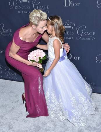 Charlène de Monaco et la petite Sloane, habillée en princesse, qui lui a offert un bouquet de fleurs