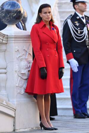 Stéphanie de Monaco très chic dans un long manteau rouge, gants et escarpins noirs