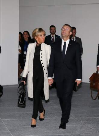 Brigitte Macron avait déjà porté ce même manteau Louis Vuitton en blanc à Abu Dhabi