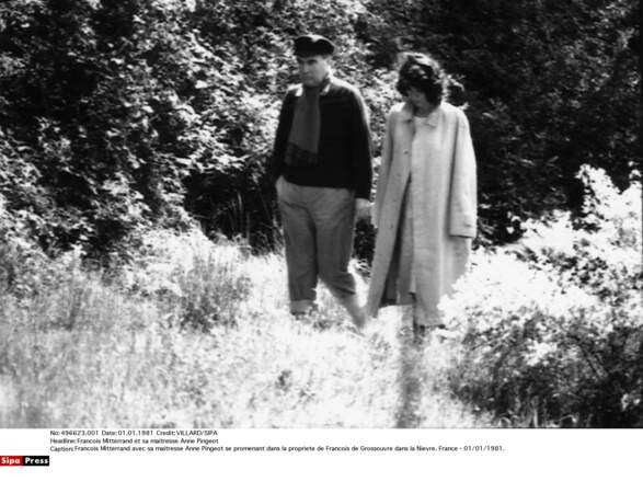 Francois Mitterrand et Anne Pingeot dans la propriété de Grossouvre en 1981