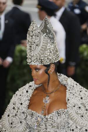 Rihanna se réinvente avec une coiffure digne d'un pape signé Galliano pour Martin Margiela