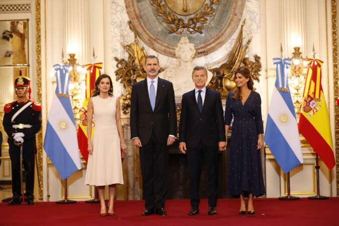 La reine Letizia d'Espagne prend la pose aux côtés du roi Felipe VI, du président Mauricio Macri et Juliana Awada