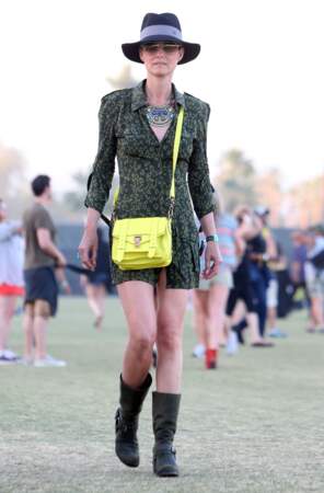 Laeticia Hallyday en petite robe imprimée noire et kaki et mini sac satchel jaune, au festival Coachella en 2013