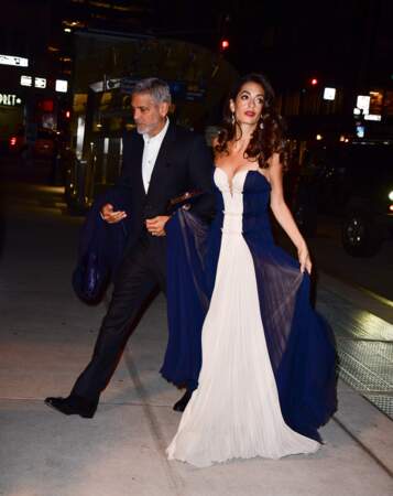 Amal Clooney très élégante et sobre en robe longue