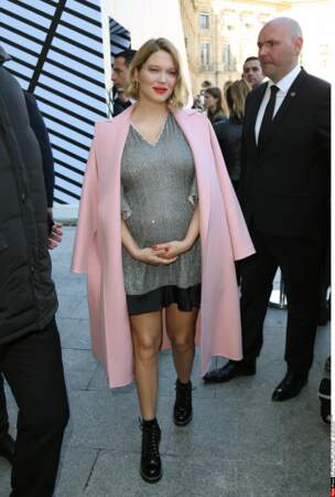 Léa Seydoux, enceinte, porte joliment son ventre rond chez Vuitton