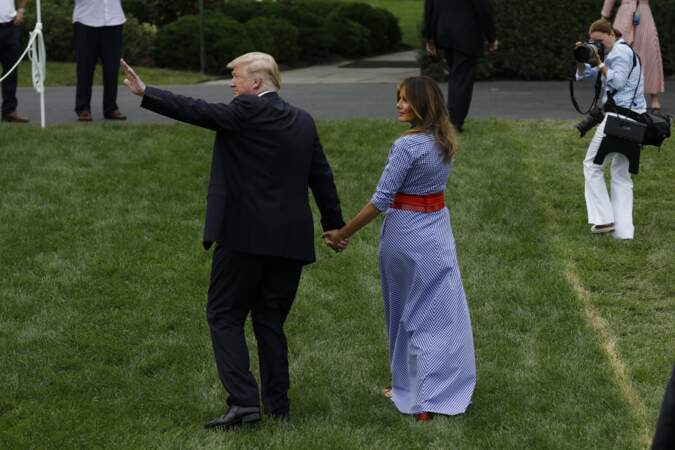 Donald et Melania Trump, main dans la main sur la pelouse de la Maison Blanche le 4 juillet 2018