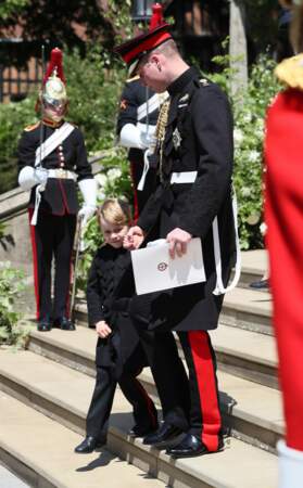 Le prince George, caché derrière son père, était plutôt habitué à porter des shorts en public