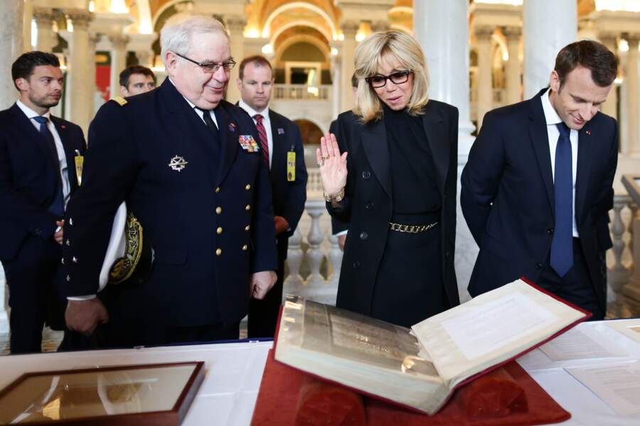 Le garde du corps de Brigitte Macron, jamais bien loin de la Première dame