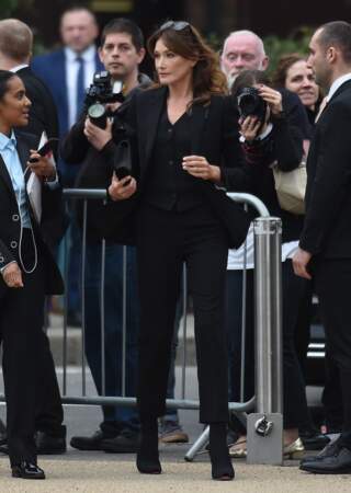Carla Bruni-Sarkozy dans un ensemble très sobre et élégant lors de la fashion week à Londres