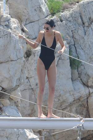 Kendall Jenner en maillot de bain noir