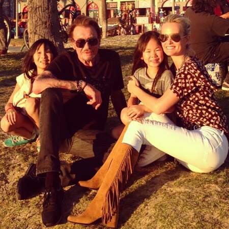 Laeticia Hallyday en bottes à franges Saint Laurent, avec Jade, Joy et Johnny à Venice Beach en 2015
