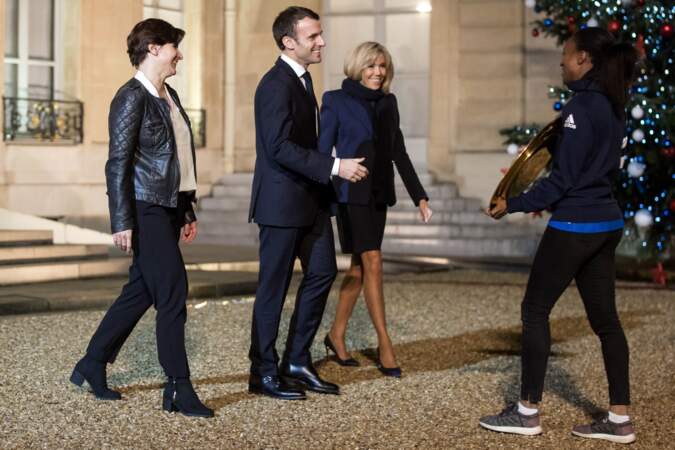Brigitte Macron porte un de ces tailleur-jupe fétiche qui met en valeur sa silhouette