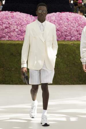 Look total blanc et basket nineties, Kim Jones signe des silhouettes street et chic pour Dior Homme.