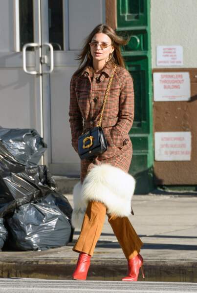Emily Ratajkowski en manteau en tweed et fourrure Prada, le 2 janvier 2018 à New York